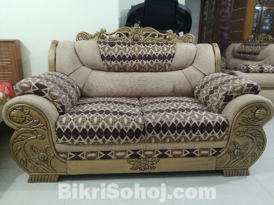 সোফা সেট বিক্রয় করা হবে।